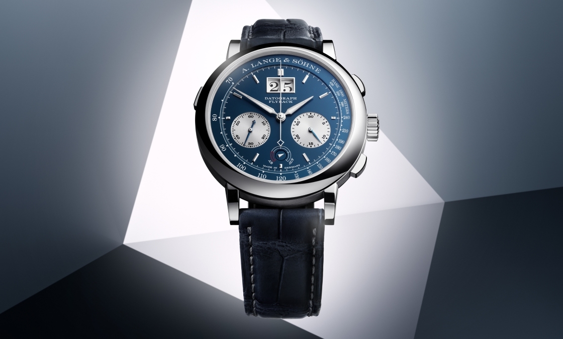 A. LANGE & SÖHNE - SAXONIA - 405.028 - 換裝18K白金配藍面，歡慶問世25周年｜朗格Datograph Up/Down全新限量版