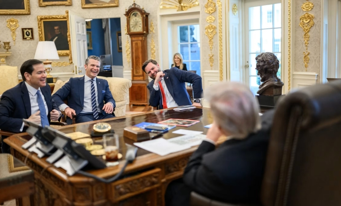 ROLEX - SUBMARINER - 909010LN-0001 - 特朗普桌上的金色勞力士枱鐘？白宮照片藏玄機，引發錶迷熱議