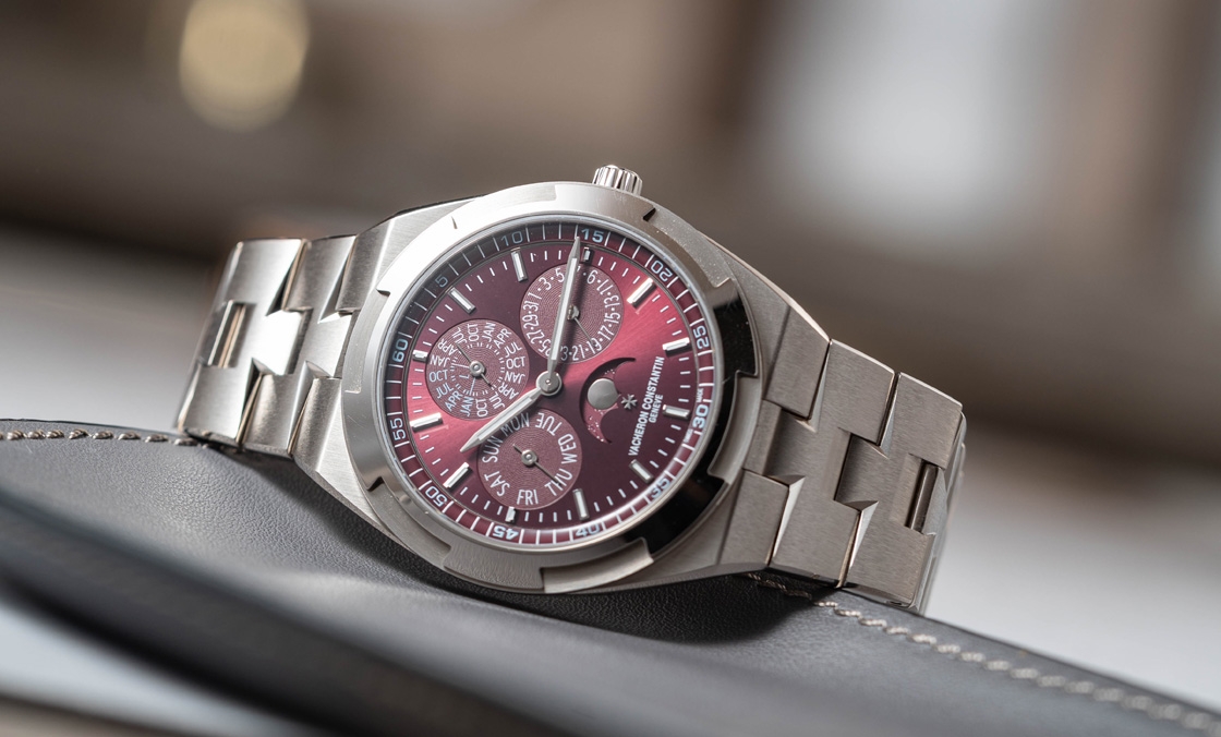 VACHERON CONSTANTIN - OVERSEAS - 6000V/210T-H179 - 江詩丹頓Overseas罕見酒紅面盤現身｜超薄萬年曆與鈦金屬陀飛輪全解析