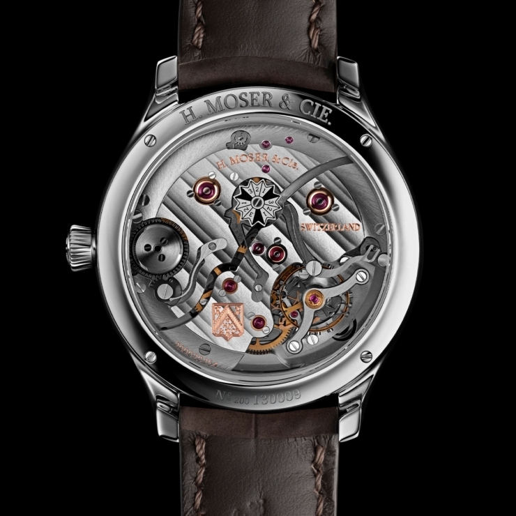 H. MOSER & CIE - ENDEAVOUR - 1800-0207 - 煙燻三文魚色回歸:勇創者萬年曆腕錶展現亨利慕時的純粹美學