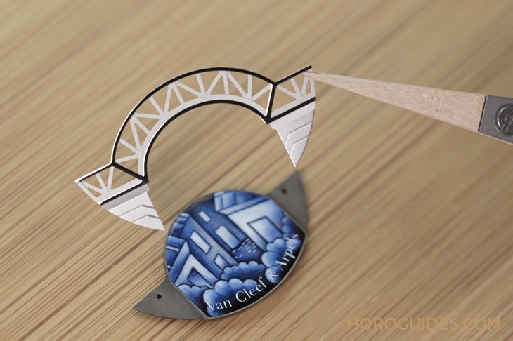 VAN CLEEF & ARPELS - POETIC COMPLICATION - VCARO90000 - 12點，巴黎戀人橋上見｜梵克雅寶為男士打造Midnight Pont des Amoureux腕錶