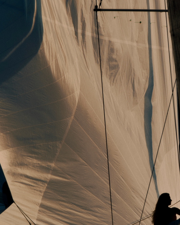 CHANEL - J12 - H5697 - CHANEL J12之所以無可比擬：剛之極致，柔蘊其中