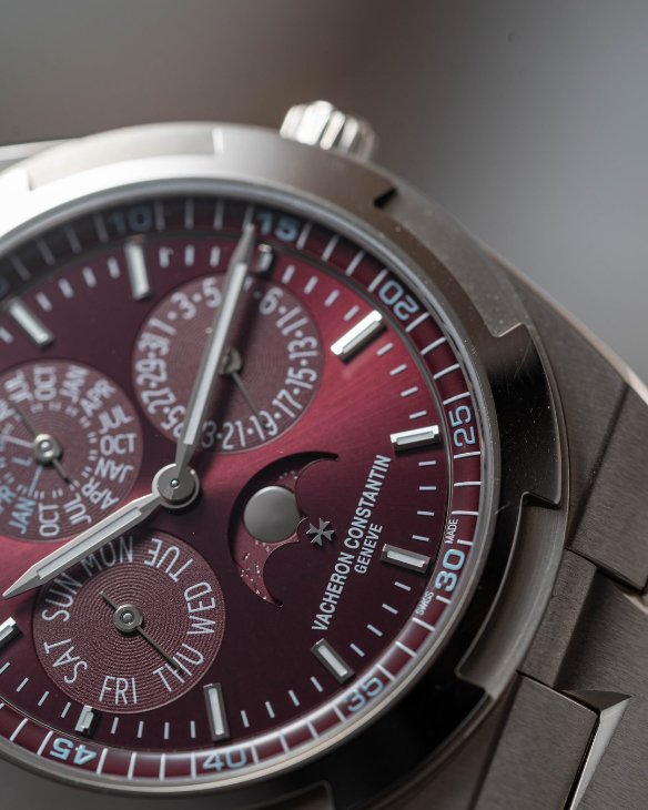 VACHERON CONSTANTIN - OVERSEAS - 6000V/210T-H179 - 江詩丹頓Overseas罕見酒紅面盤現身｜超薄萬年曆與鈦金屬陀飛輪全解析