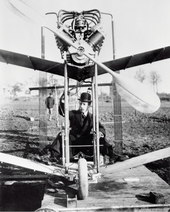 CARTIER - SANTOS DE CARITER - WSSA0082 - 百變優雅「紳」貌 | Santos de Cartier全新小型款，突破尺寸界限