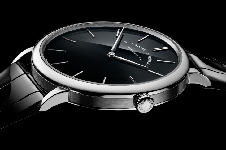 A. LANGE & SÖHNE - SAXONIA - 德系簡約，邂逅冷冽鉑金與溫潤蜜金｜朗格推出Saxonia Thin蜂蜜金及鉑金黑色縞瑪瑙限量版