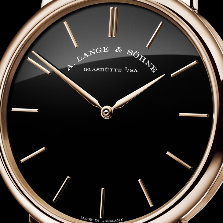 A. LANGE & SÖHNE - SAXONIA - 德系簡約，邂逅冷冽鉑金與溫潤蜜金｜朗格推出Saxonia Thin蜂蜜金及鉑金黑色縞瑪瑙限量版