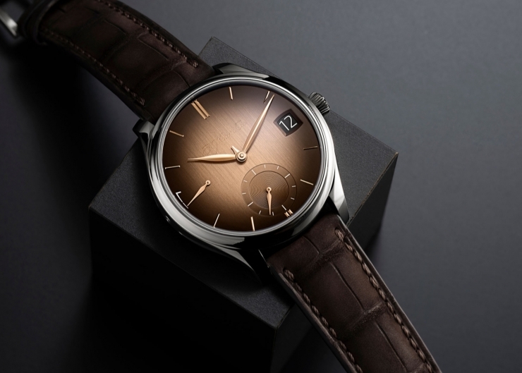 煙燻鮭魚色回歸：勇創者萬年曆腕錶展現亨利慕時的純粹美學