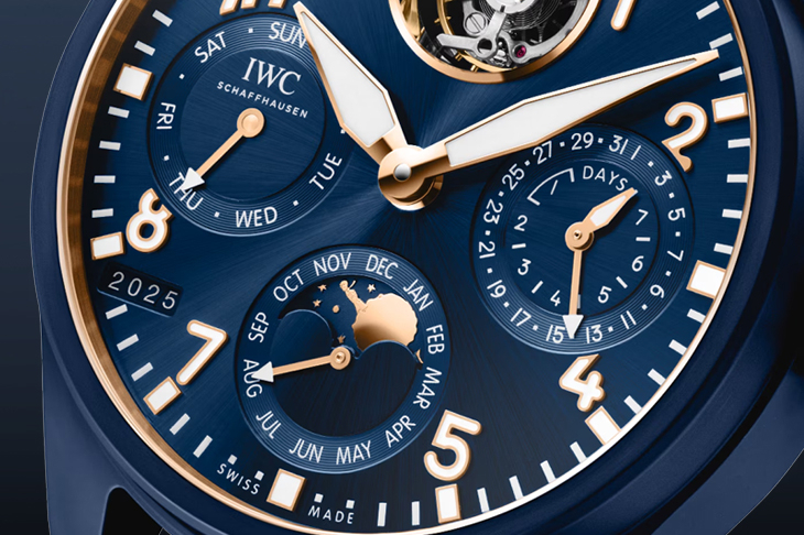 IWC - PILOT - IW504901 - 深藍陶瓷詮釋詩意經典，IWC小王子萬年曆陀飛輪腕錶IW504901限量登場