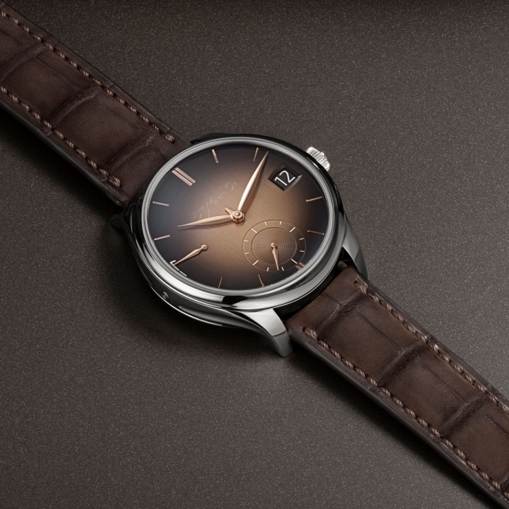H. MOSER & CIE - ENDEAVOUR - 1800-0207 - 煙燻鮭魚色回歸：勇創者萬年曆腕錶展現亨利慕時的純粹美學