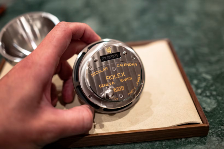 ROLEX - SUBMARINER - 909010LN-0001 - 你是勞力士鐵粉嗎?從潛水錶到座鐘及袖扣,勞力士推出配飾系列