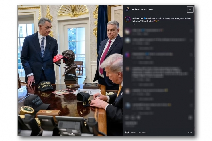 ROLEX - SUBMARINER - 909010LN-0001 - 川普桌上的金色勞力士座鐘?白宮照片藏玄機,引發錶迷熱議