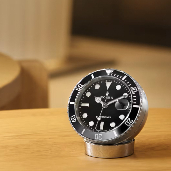 ROLEX - SUBMARINER - 909010LN-0001 - 川普桌上的金色勞力士座鐘?白宮照片藏玄機,引發錶迷熱議