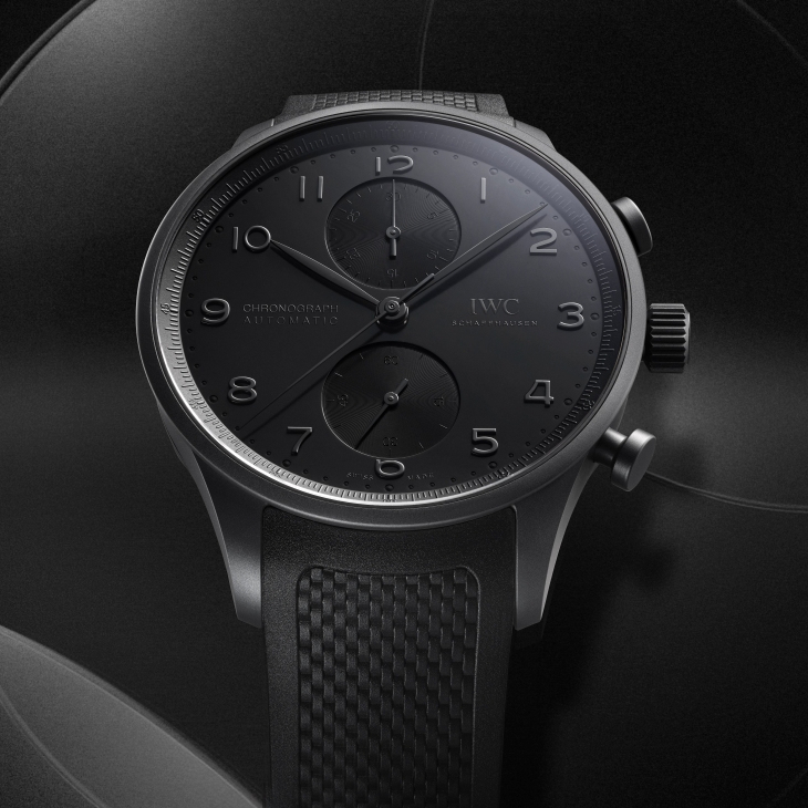 IWC - PORTUGIESER - 經典正裝的黑化變身:IWC萬國錶推出「葡萄牙系列瓷化鈦金屬計時腕錶」
