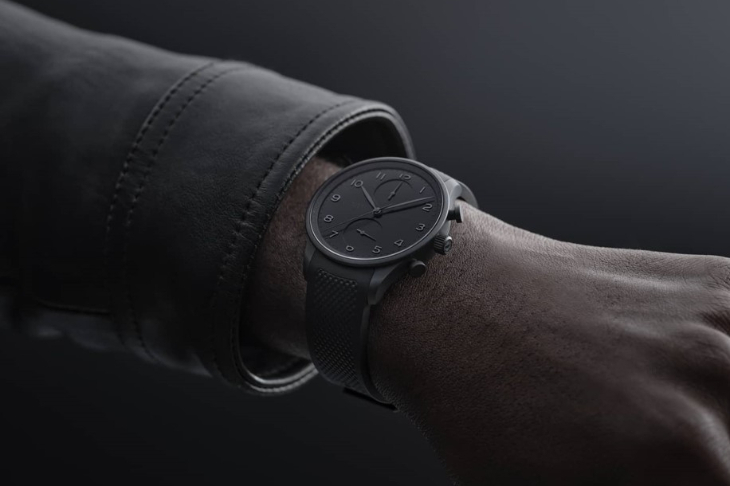 IWC - PORTUGIESER - 經典正裝的黑化變身:IWC萬國錶推出「葡萄牙系列瓷化鈦金屬計時腕錶」