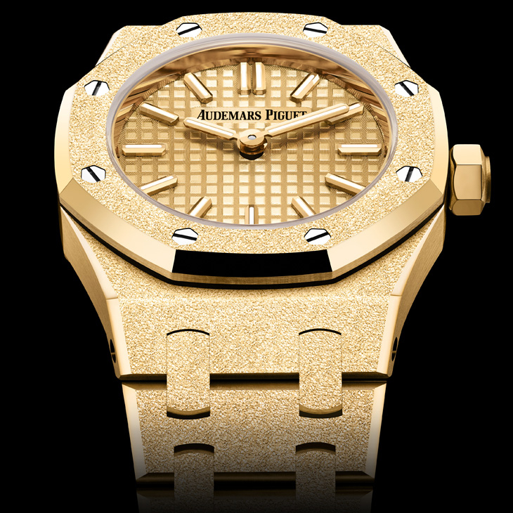 AUDEMARS PIGUET - ROYAL OAK - 77450BA.GG.1361BA.01 - 擁抱經典工藝也探索創新技術，看愛彼AP如何玩轉貴金屬的多重魅力｜2024年新作精選