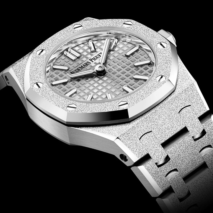 AUDEMARS PIGUET - ROYAL OAK - 77450BA.GG.1361BA.01 - 擁抱經典工藝也探索創新技術，看愛彼AP如何玩轉貴金屬的多重魅力｜2024年新作精選