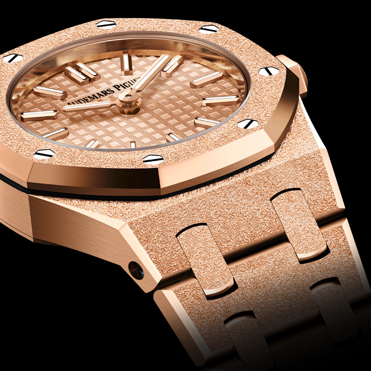 AUDEMARS PIGUET - ROYAL OAK - 77450BA.GG.1361BA.01 - 擁抱經典工藝也探索創新技術，看愛彼AP如何玩轉貴金屬的多重魅力｜2024年新作精選