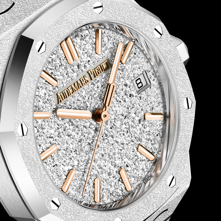 AUDEMARS PIGUET - ROYAL OAK - 77450BA.GG.1361BA.01 - 擁抱經典工藝也探索創新技術，看愛彼AP如何玩轉貴金屬的多重魅力｜2024年新作精選