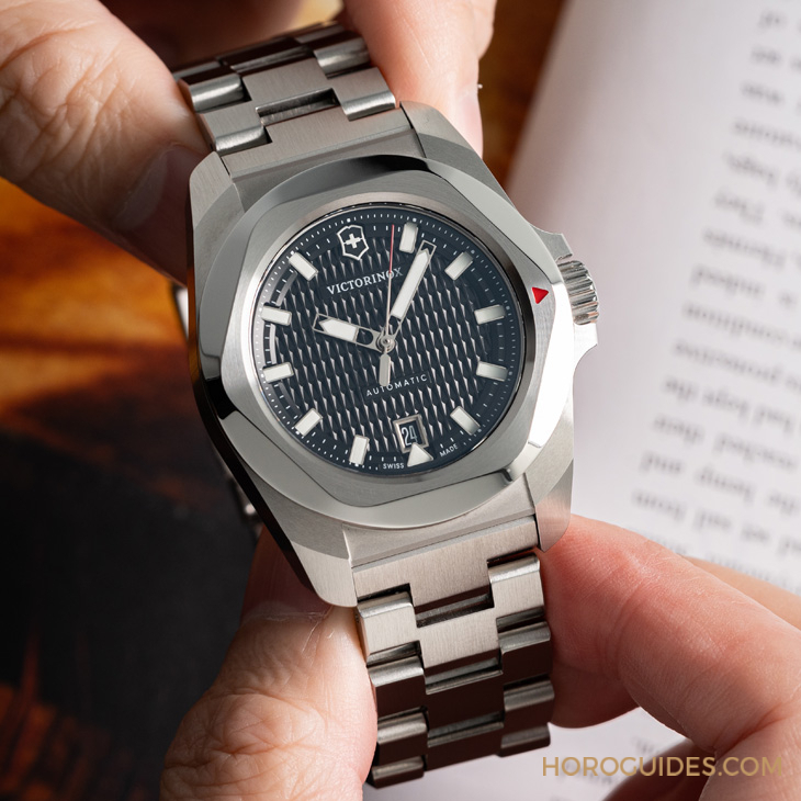 VICTORINOX - I.N.O.X. - 242020 - 除了無法被輾壓的強悍，新一代Victorinox I.N.O.X.系列腕錶還多了從容穿梭不同情境的魅力