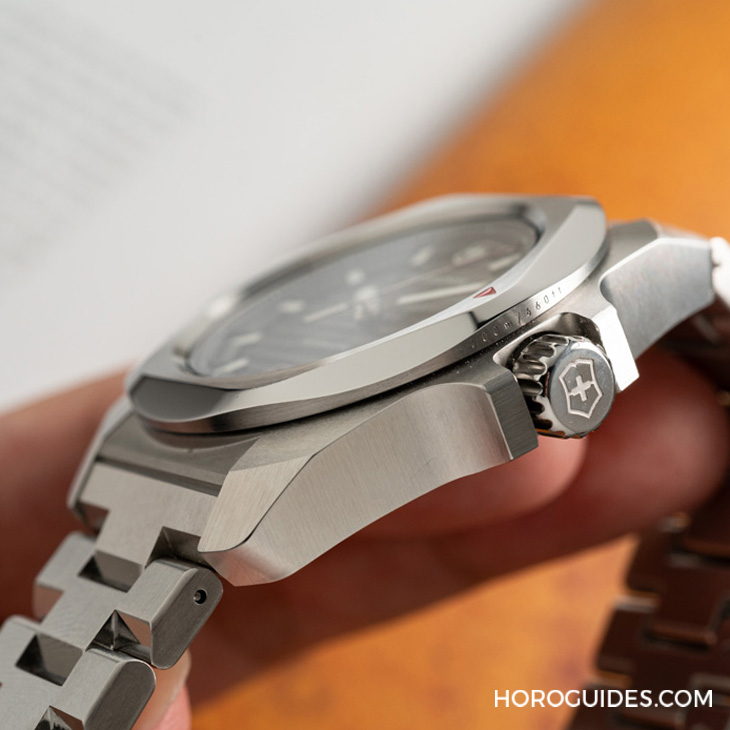 VICTORINOX - I.N.O.X. - 242020 - 除了無法被輾壓的強悍，新一代Victorinox I.N.O.X.系列腕錶還多了從容穿梭不同情境的魅力