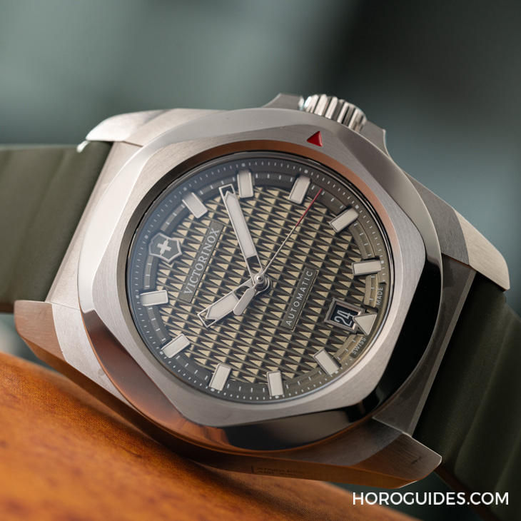 VICTORINOX - I.N.O.X. - 242020 - 除了無法被輾壓的強悍，新一代Victorinox I.N.O.X.系列腕錶還多了從容穿梭不同情境的魅力