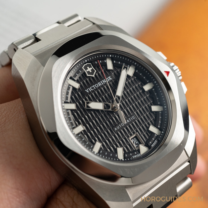 VICTORINOX - I.N.O.X. - 242020 - 除了無法被輾壓的強悍，新一代Victorinox I.N.O.X.系列腕錶還多了從容穿梭不同情境的魅力