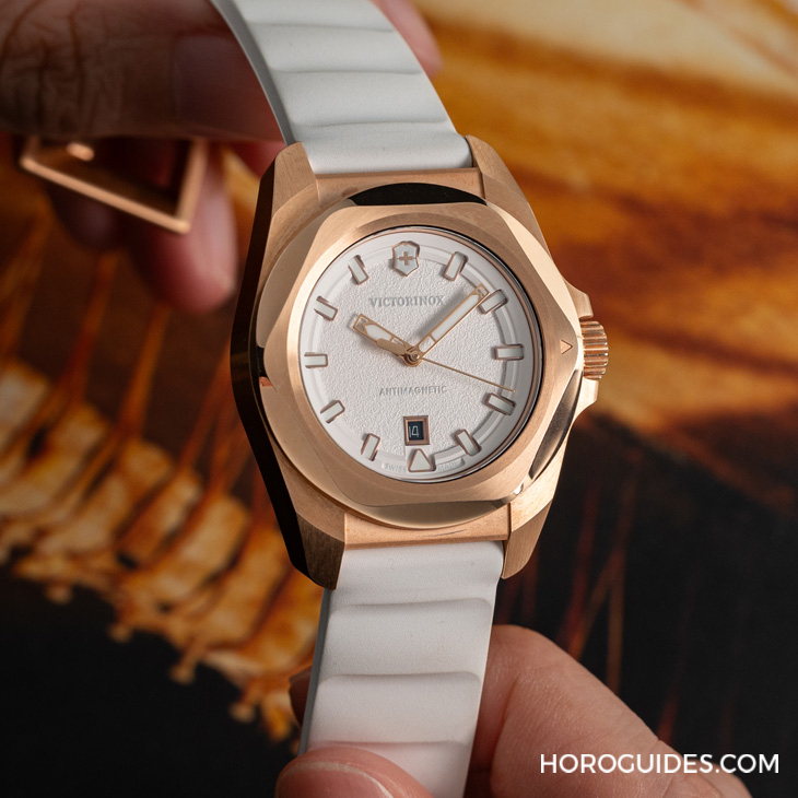 VICTORINOX - I.N.O.X. - 242020 - 除了無法被輾壓的強悍，新一代Victorinox I.N.O.X.系列腕錶還多了從容穿梭不同情境的魅力