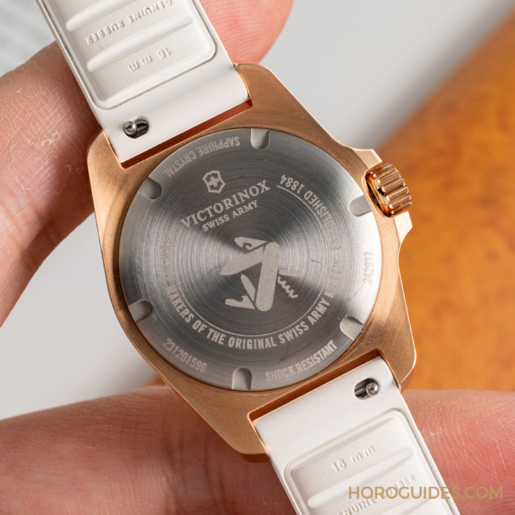 VICTORINOX - I.N.O.X. - 242020 - 除了無法被輾壓的強悍，新一代Victorinox I.N.O.X.系列腕錶還多了從容穿梭不同情境的魅力