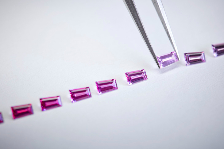 CHANEL - J12 - （Mademoiselle J12 Blush Caliber 12.1機芯38毫米腕錶） - 以粉紅色調為腕錶上妝：CHANEL BLUSH限定腕錶系列，彩妝美學與高級製錶的交會