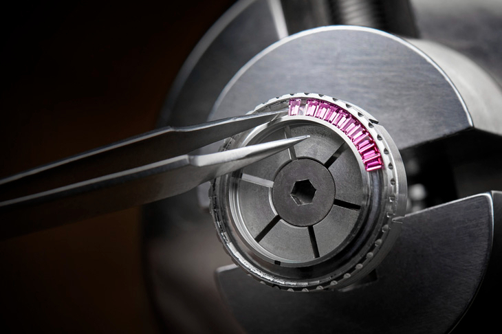 CHANEL - J12 - （Mademoiselle J12 Blush Caliber 12.1機芯38毫米腕錶） - 以粉紅色調為腕錶上妝：CHANEL BLUSH限定腕錶系列，彩妝美學與高級製錶的交會