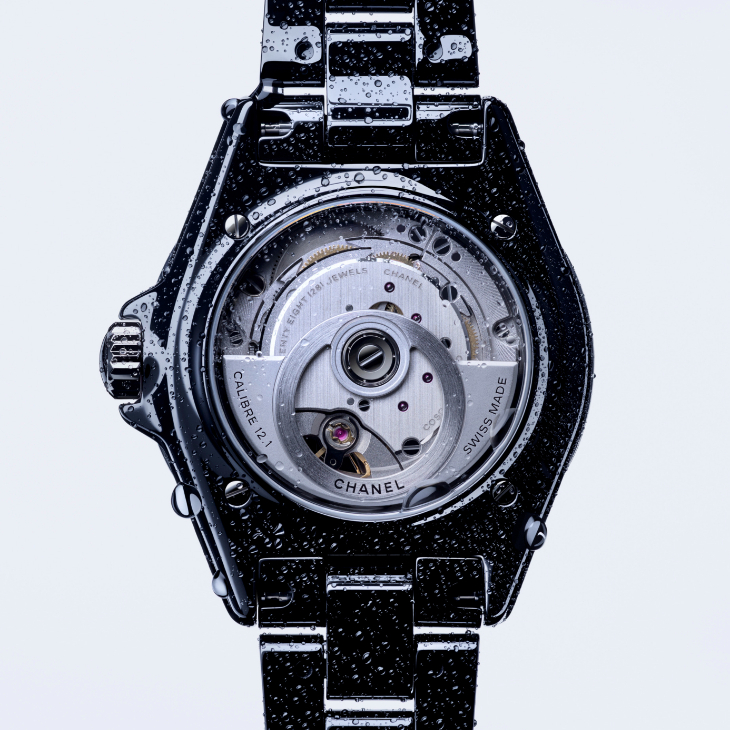 CHANEL - J12 - H5697 - CHANEL J12之所以無可比擬：剛之極致，柔蘊其中