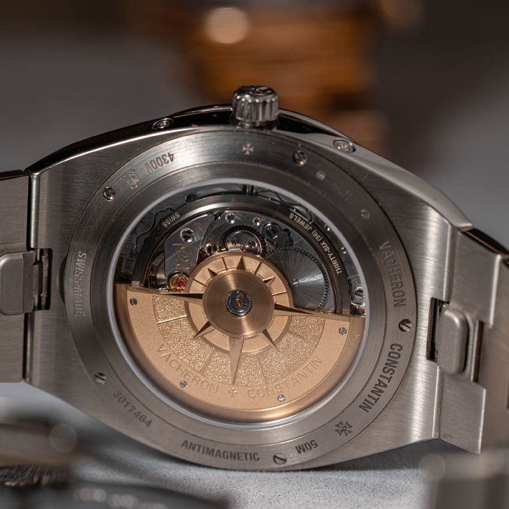 VACHERON CONSTANTIN - OVERSEAS - 6000V/210T-H179 - 江詩丹頓Overseas罕見酒紅面盤現身|超薄萬年曆與鈦金屬陀飛輪全解析