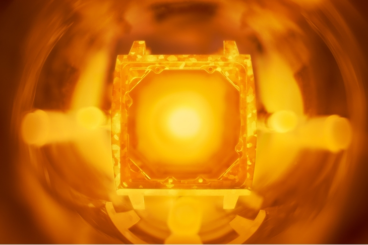 TAG HEUER - MONACO - CBW2185.FC8350 - 嶄新鈦金材質亮相，經典黑白與Gulf藍橙同場現身｜TAG HEUER Monaco三款新錶驚艷登場